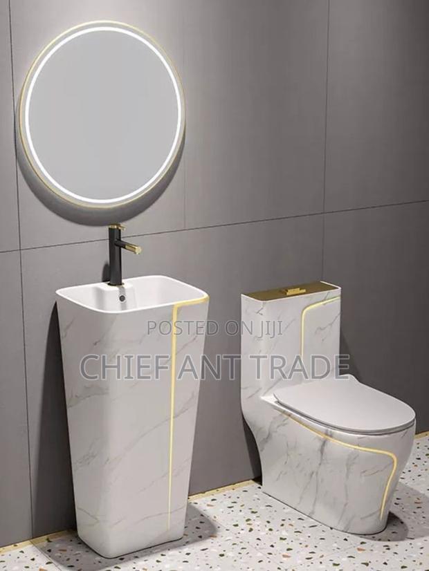 M02-2 Set of Wc and Basin. Toilet Seat · Photo 3