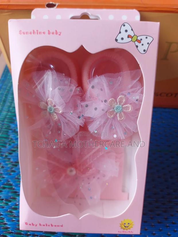 Baby Girl Shoe Socks With Head Band · Photo 4