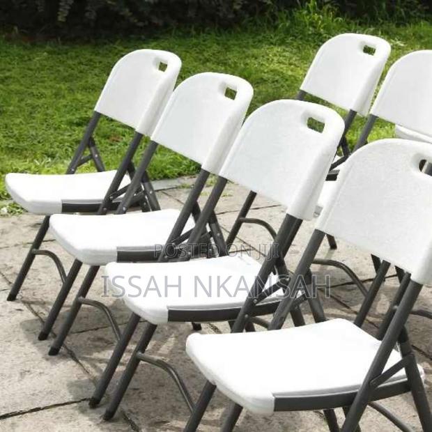 Wwhite Plastic Folding Chairs · Photo 3