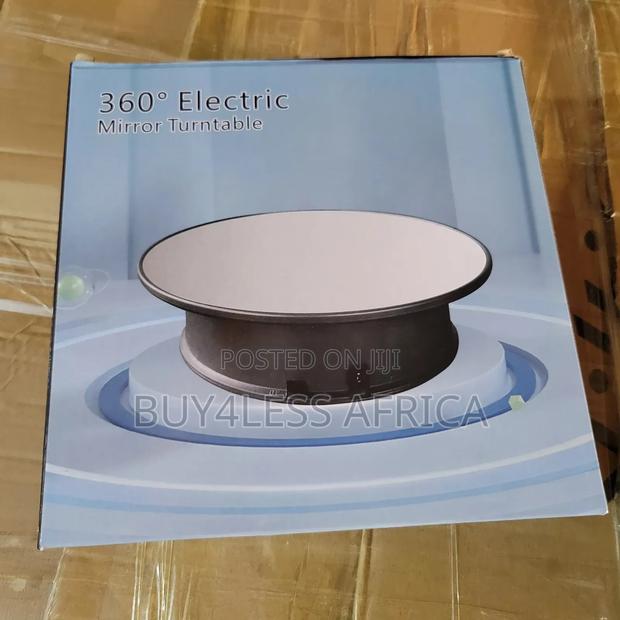 Rotating Display Stand With Mirror Finish · Photo 2