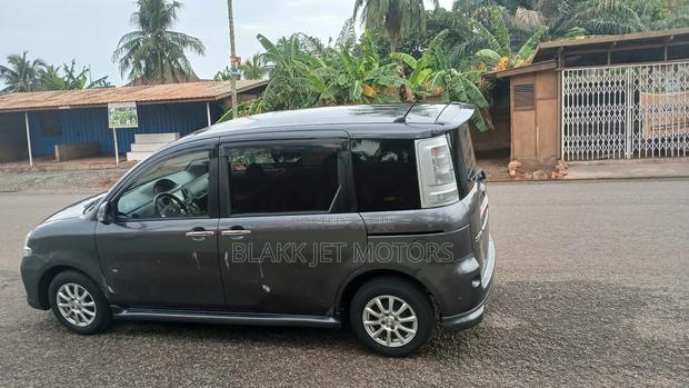 Toyota Sienta 1.5 AWD 2013 Gray · Photo 2