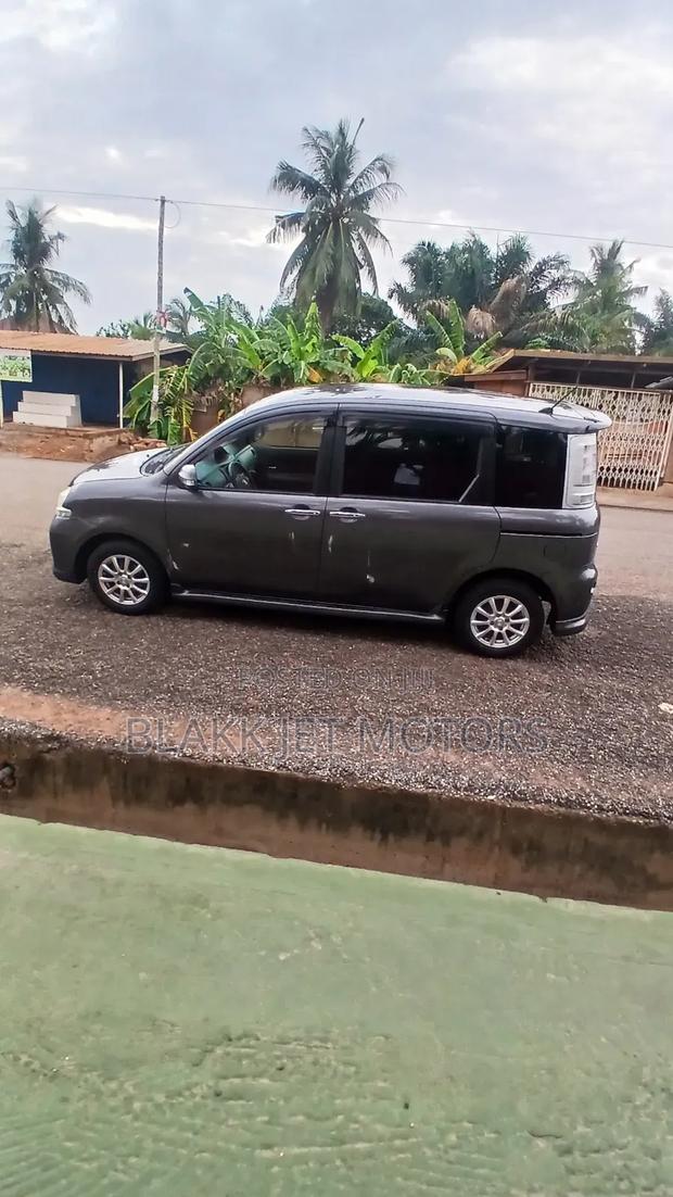 Toyota Sienta 1.5 AWD 2013 Gray · Photo 1