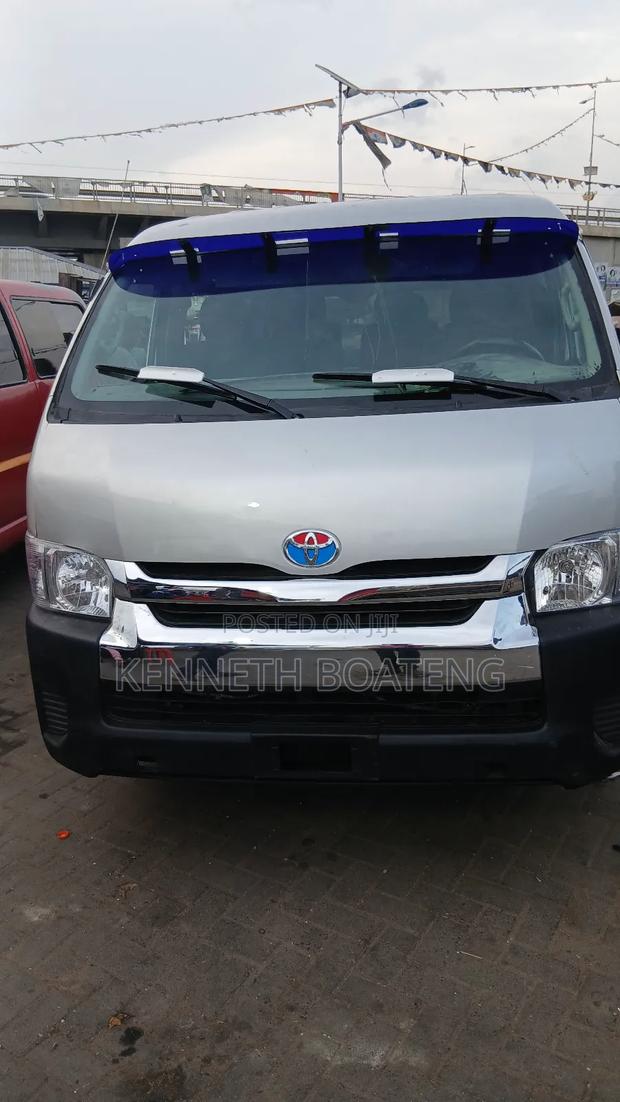 Toyota HiAce 2012 Silver · Photo 2