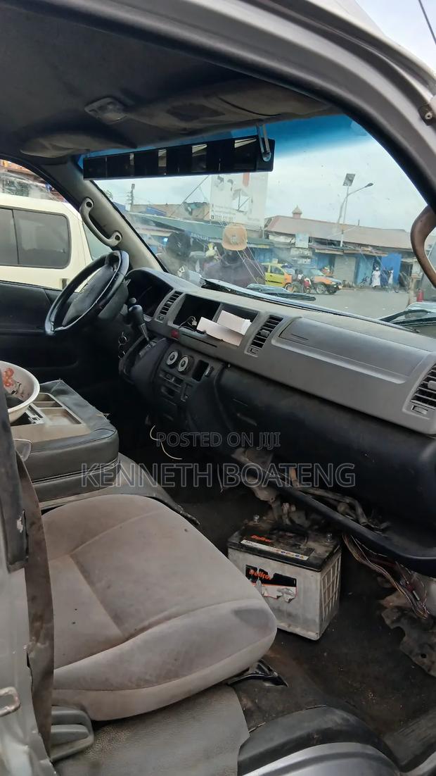 Toyota HiAce 2012 Silver · Photo 3