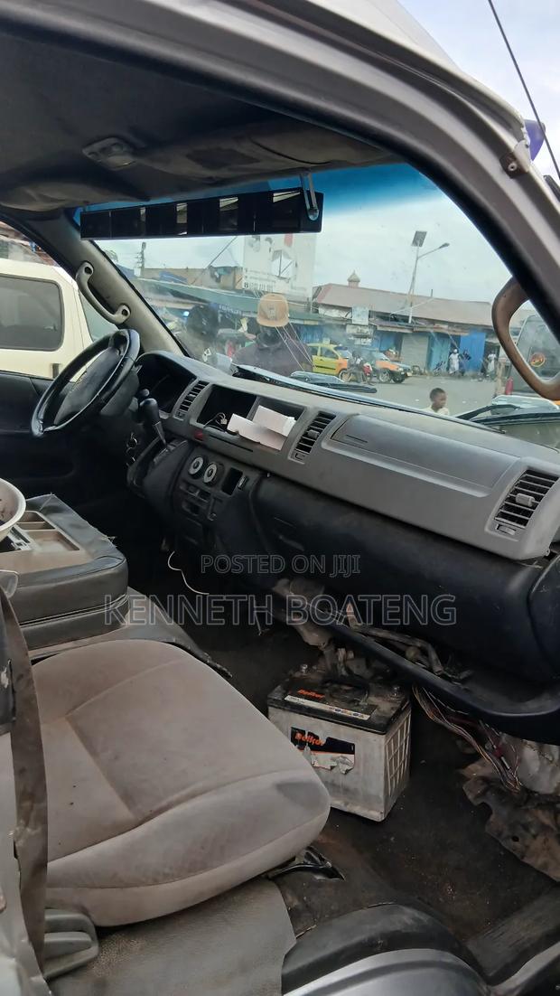 Toyota HiAce 2012 Silver · Photo 4