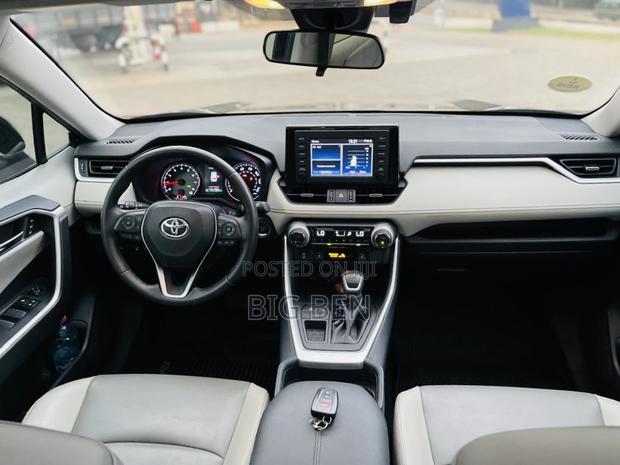 Toyota RAV4 XLE AWD 2020 Black