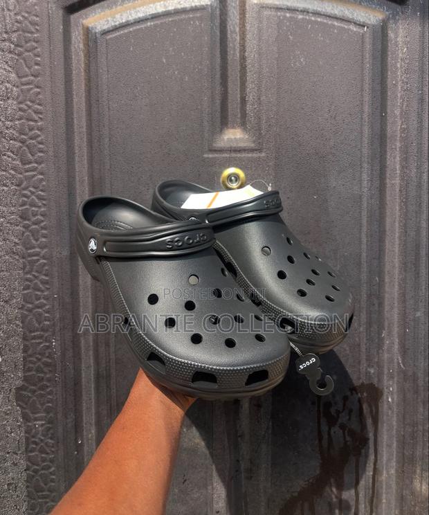 Classic Crocs All Black · Photo 4