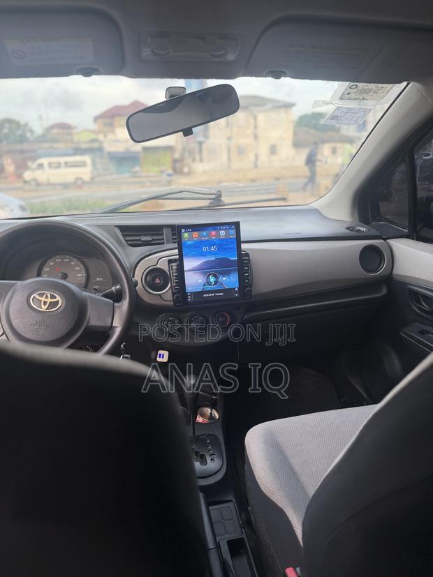 Toyota Vitz 1.0 FWD 3dr 2012 White · Photo 4