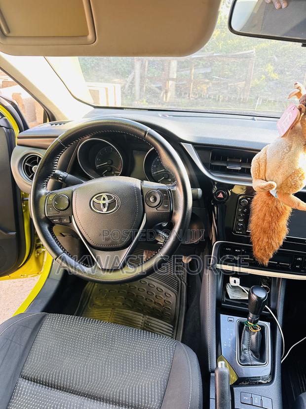 Toyota Corolla SE Special Edition 4dr Sedan (1.8L 4cyl CVT) 2017 Yellow