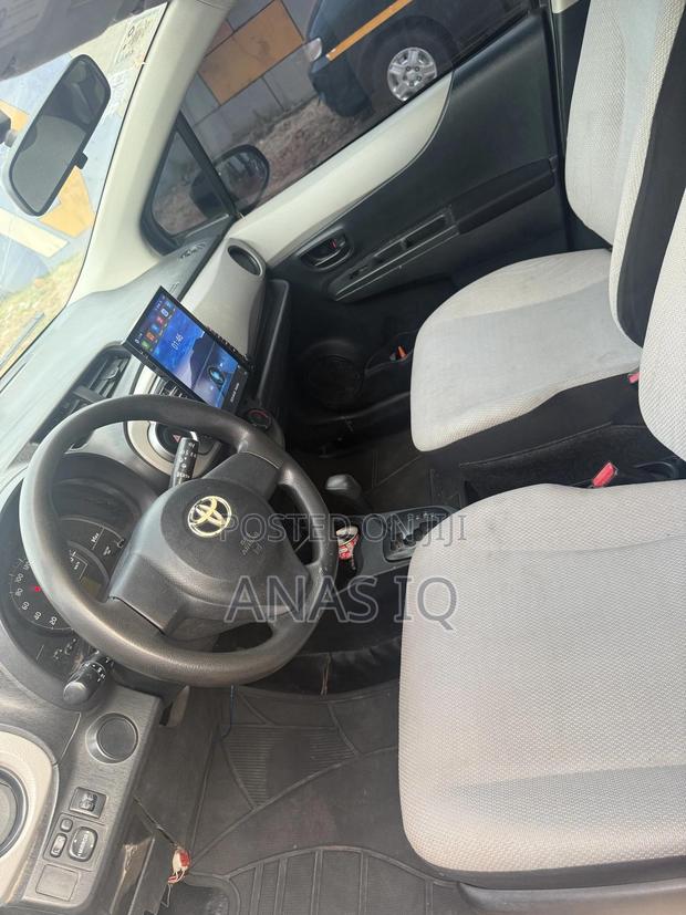 Toyota Vitz 1.0 FWD 3dr 2012 White · Photo 3