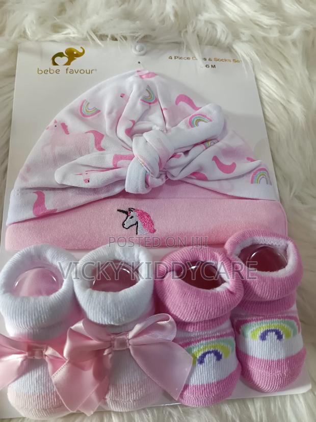2 Hat With 2 Socks Shoes for Girls · Photo 2