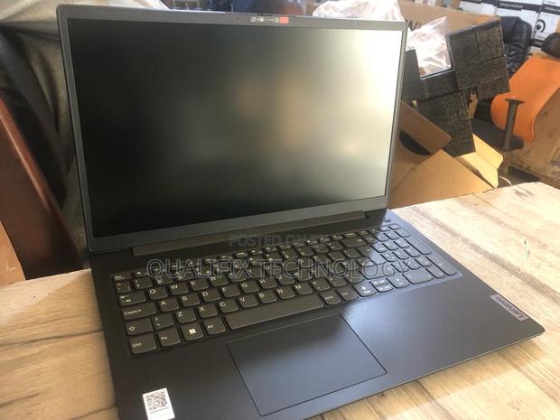 New Laptop Lenovo V15 8GB Intel Core i5 SSD 512GB · Photo 1