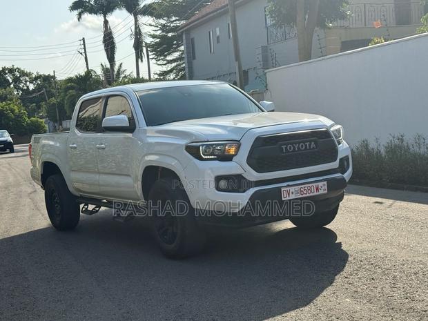 Toyota Tacoma 2022 White