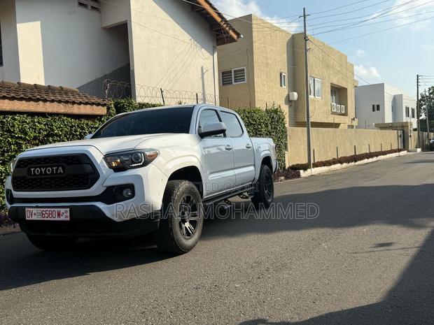Toyota Tacoma 2022 White