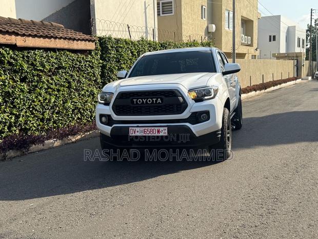 Toyota Tacoma 2022 White