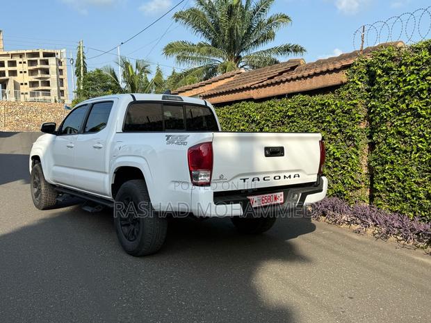 Toyota Tacoma 2022 White