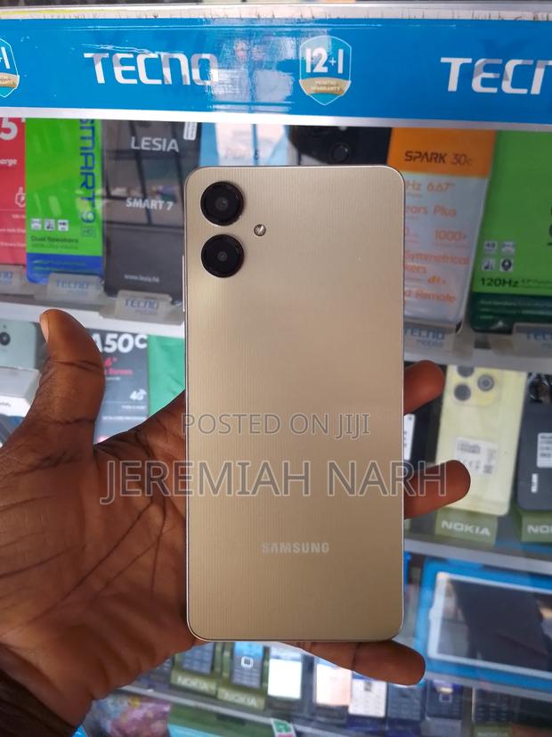 New Samsung Galaxy A06 64 GB Gold photo 2