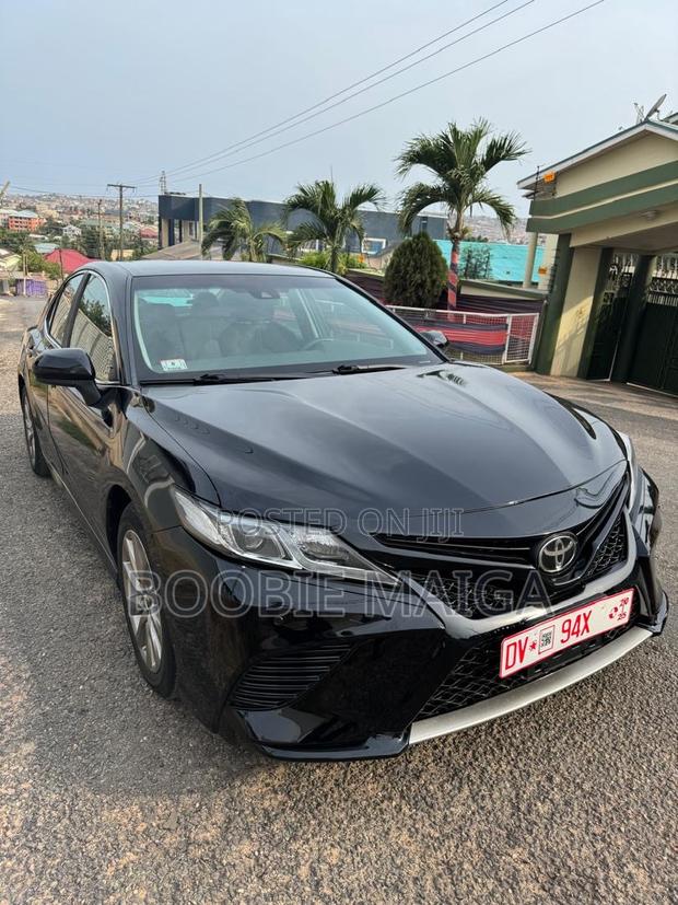Toyota Camry LE FWD (2.5L 4cyl 8AM) 2018 Black photo 2
