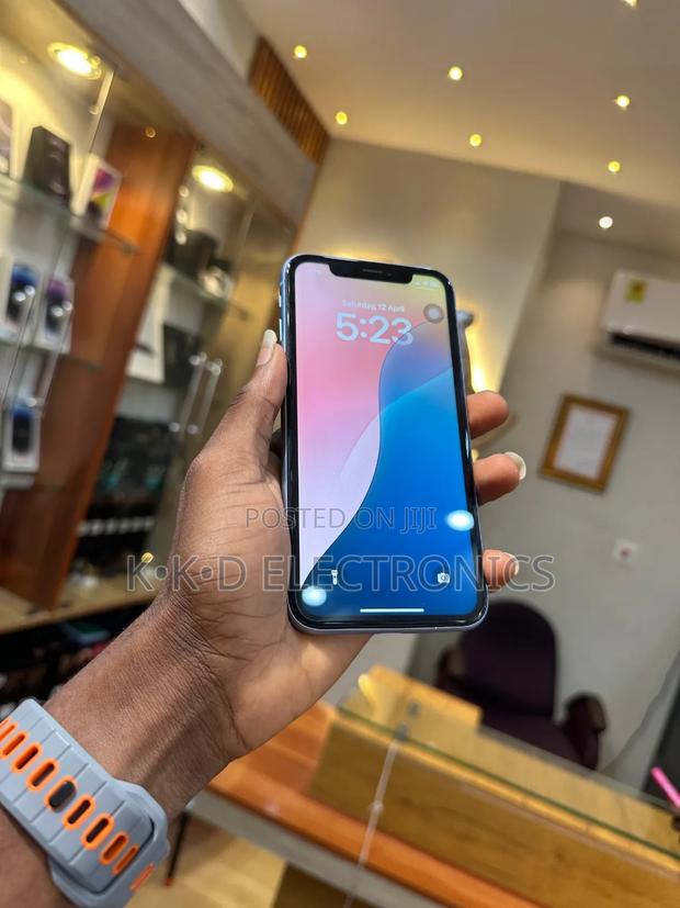 Apple iPhone XR 64 GB Blue photo 2