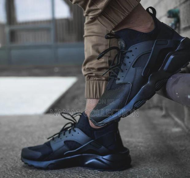 Nike Air Huarache Trainers Triple Black · Photo 4