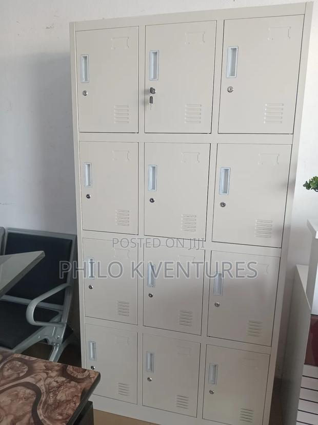 12 Locker Metal Cabinet · Photo 2