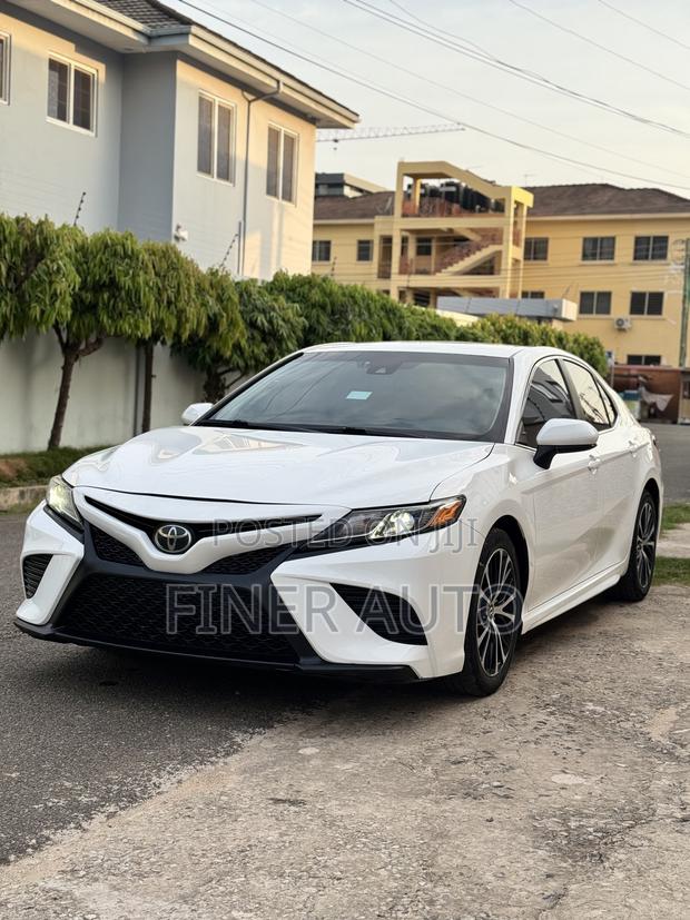 Toyota Camry SE FWD (2.5L 4cyl 8AM) 2018 White