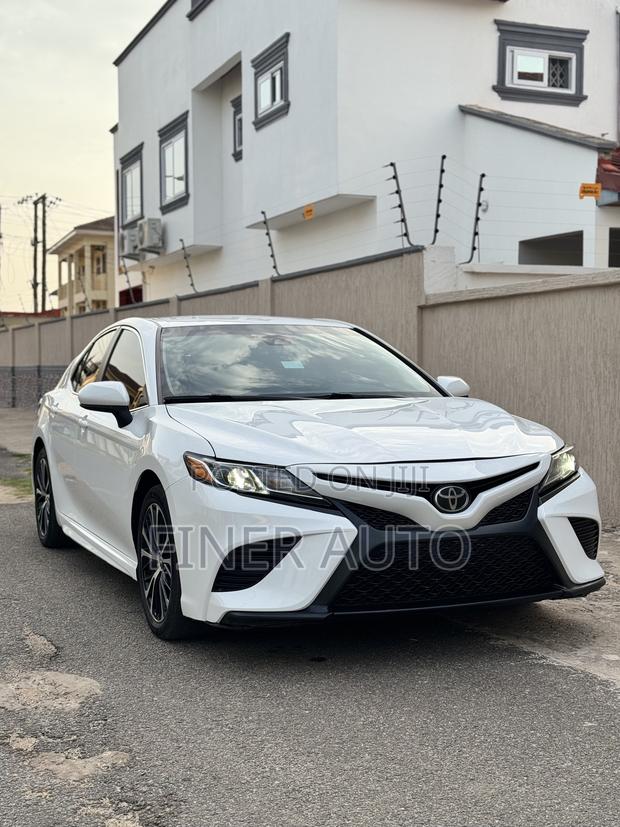Toyota Camry SE FWD (2.5L 4cyl 8AM) 2018 White