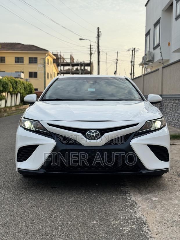 Toyota Camry SE FWD (2.5L 4cyl 8AM) 2018 White