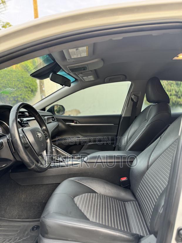 Toyota Camry SE FWD (2.5L 4cyl 8AM) 2018 White