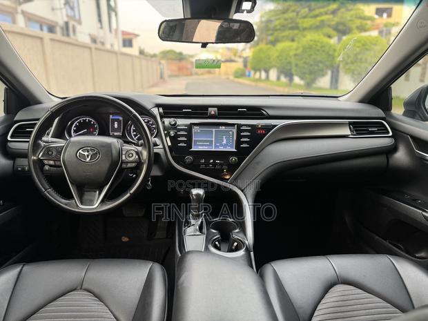 Toyota Camry SE FWD (2.5L 4cyl 8AM) 2018 White