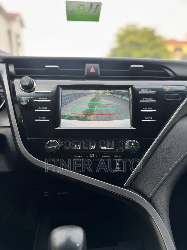 Toyota Camry SE FWD (2.5L 4cyl 8AM) 2018 White