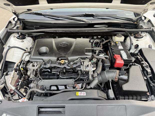 Toyota Camry SE FWD (2.5L 4cyl 8AM) 2018 White