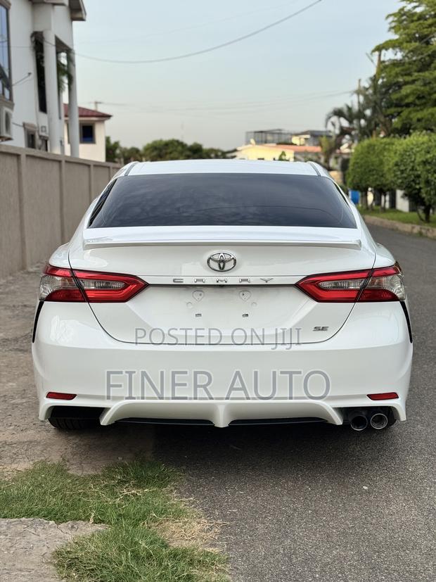 Toyota Camry SE FWD (2.5L 4cyl 8AM) 2018 White