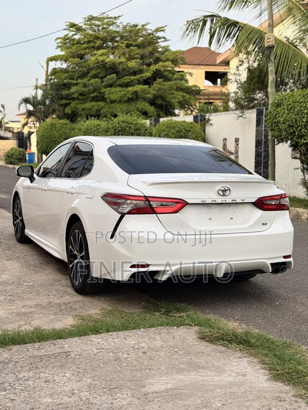Toyota Camry SE FWD (2.5L 4cyl 8AM) 2018 White