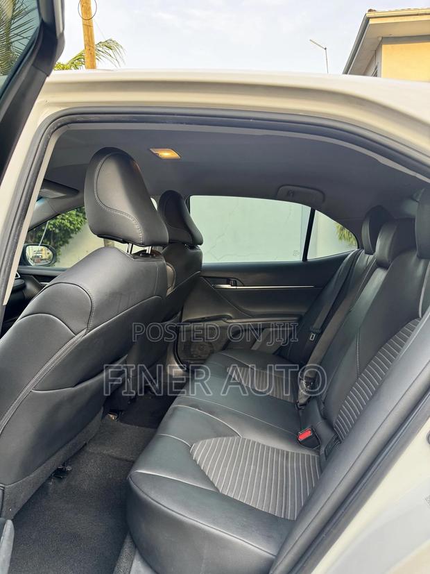 Toyota Camry SE FWD (2.5L 4cyl 8AM) 2018 White