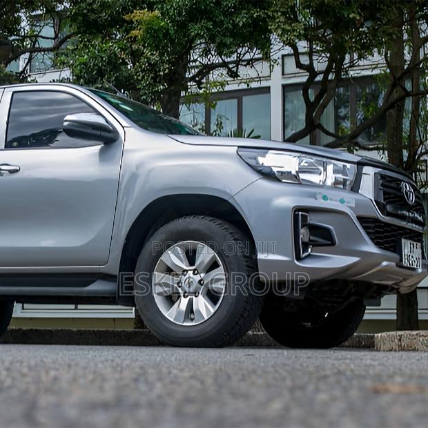 Pick Up Hilux Van for Rent Come With a Driver · Photo 3