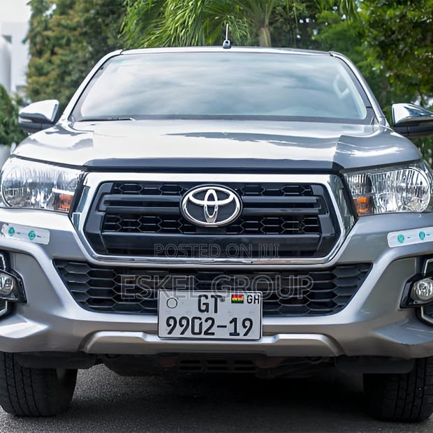 Pick Up Hilux Van for Rent Come With a Driver · Photo 4