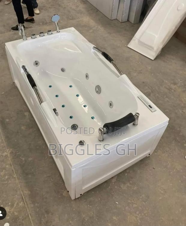 Straight Bath Jacuzzi With Shower Handles · Photo 3