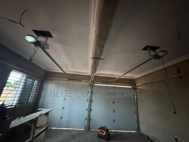 Automated Canadian Garage Door · Photo 4