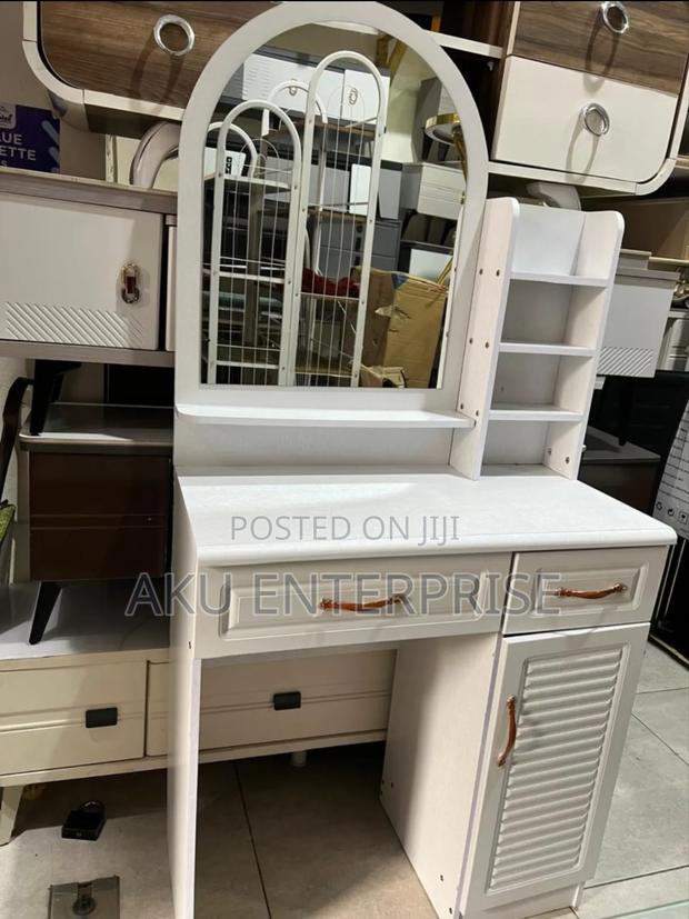 Dressing Mirror Table and Chair · Photo 2