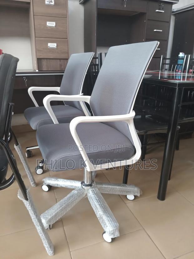 Durable Mesh Swivel White Chair · Photo 2