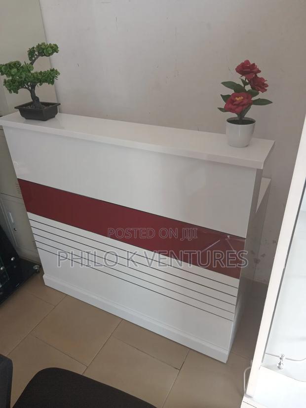 Keyboard Reception Desk · Photo 2