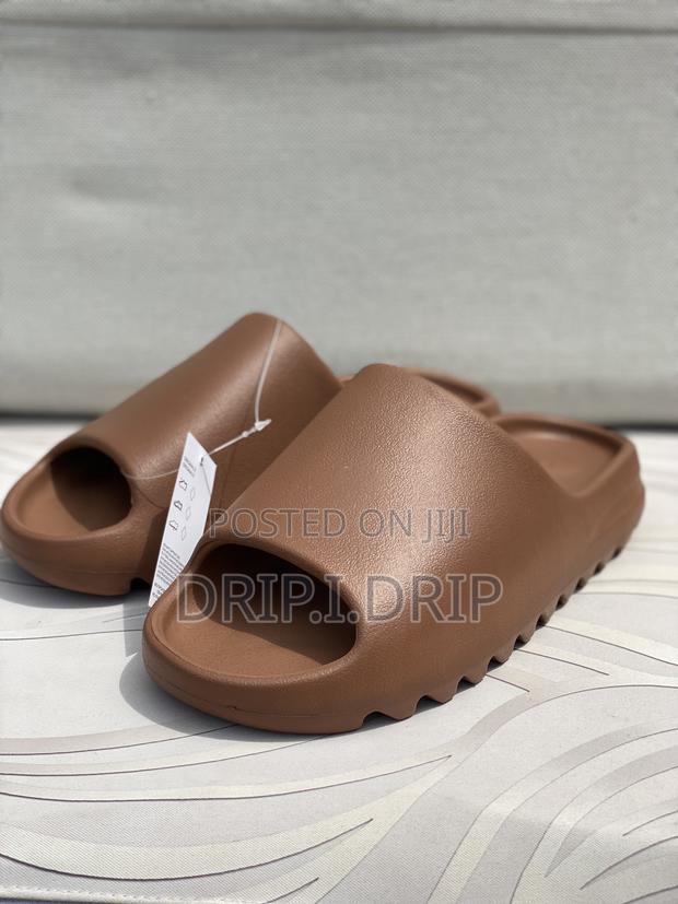 Adidas Yeezy Slides (Coffee Brown ) .In Box . Authentic · Photo 3