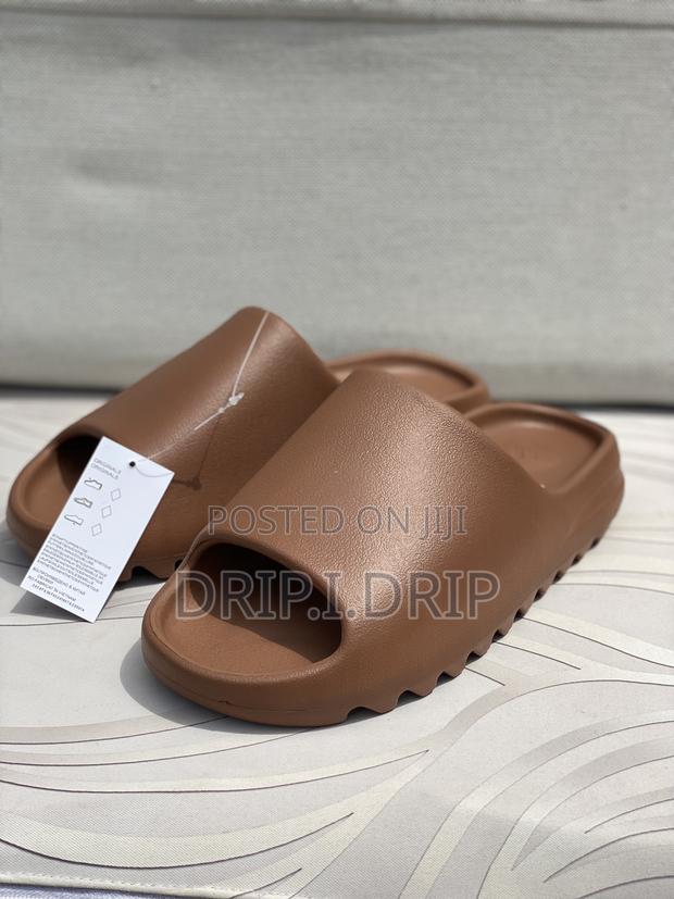Adidas Yeezy Slides (Coffee Brown ) .In Box . Authentic · Photo 4