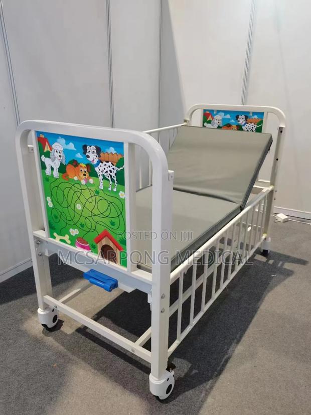 Children Hospital Bed With Complete Accessories · Photo 2