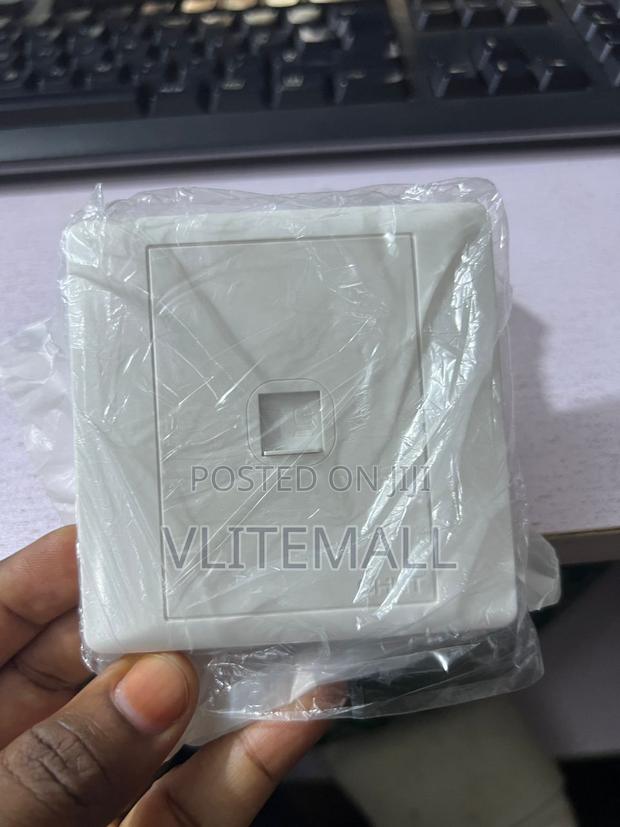 Giganet Single Faceplate · Photo 2