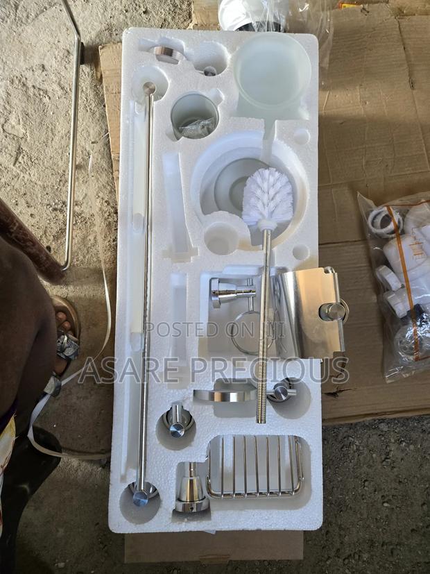 Bathroom Accessories Set · Photo 2