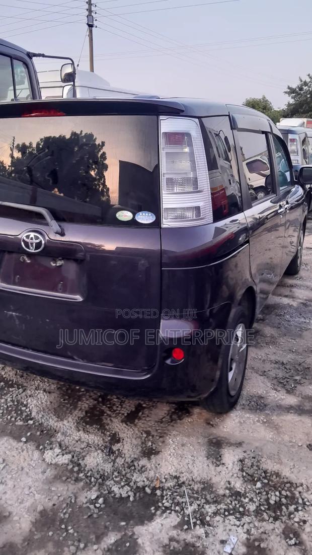 Toyota Sienta 1.5 FWD 2014 Purple · Photo 2