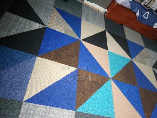 20in in Square Woolen Carpet · Photo 2