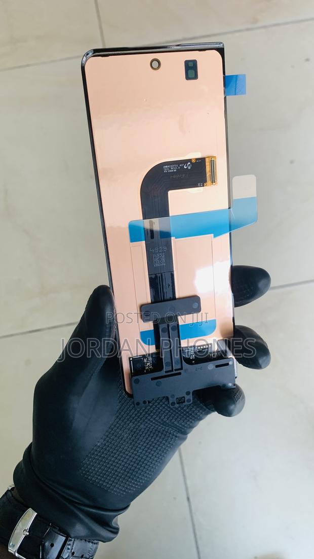 Samsung Galaxy Fold 3 Front Screen · Photo 4